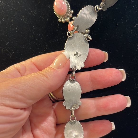 Native pink conch lariat necklace and earrings, signed by SE(Sam Edsity) - Picture 3 of 5